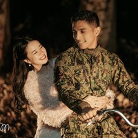 Rihan dan Jay melakukan pemotretan prewedding dengan meniru berbagai adegan romantis Crash Landing On You. Salah satunya foto naik sepeda ini, mirip dengan adegan Kapten Ri Jeong Hyeok memboncengi Yoon Se Ri. Foto: Dok. Facebook James Montano Photography