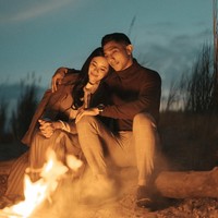 Anggota DPR asal Filipina bernama Rihan Mangudadatu Sakaluran viral karena membuat foto prewedding bertema drama Korea, Crash Landing On You, bersama tunangannya anggota kepolisian berpangkat letnan, Al-shadat Hassan Jay Abdurajak. Foto: Dok. Facebook James Montano Photography