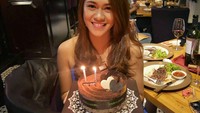 Rayakan ulang tahun, Prita dapat kejutan manis dari teman-temannya dan keluarganya.  Foto: Instagram @prita.aunalal