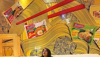 Paling suka dengan mie instan, ini pose lucu Prita saat berada di dalam replika mangkuk mie instan yang besar dan penuh warna cerah. Foto: Instagram @prita.aunalal