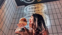 Suka kulineran, Prita tak bisa lewatkan menu burger enak dari Boss Man. Menurutnya burger masuk  ke dalam makanan Guilty Pleasure baginya. Foto: Instagram @prita.aunalal