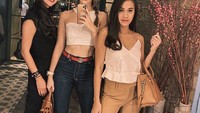 Wanita kelahiran 1990 ini, mulai dikenal sejak ia menjadi asisten kedua Nia Ramadhani. Kalau ini pose keren Prita dan Nia saat jalan bareng. Foto: Instagram @prita.aunalal