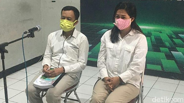 Raja Toto dan Ratu Fanni Divonis 4 dan 1,5 Tahun Kasus Keraton Agung Sejagat Purworejo, Jawa Tengah memasuki agenda sidang vonis hari ini. Toto divonis hukuman 4 tahun penjara dan Fanni 1 tahun 6 bulan.