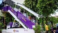 Tak hanya merasakan sensasi berada di dalam pesawat, sebelum masuk ke area restoran, pengunjung juga menaiki jet bridge. (AFP)
