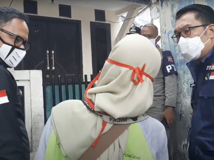 Ridwan Kamil dan Bima Arya blusukan mengecek kondisi pasutri warga Kelurahan Tegal Gundil, Kecamatan Bogor Utara, yang terinfeksi COVID-19, Selasa (15/9/2020).