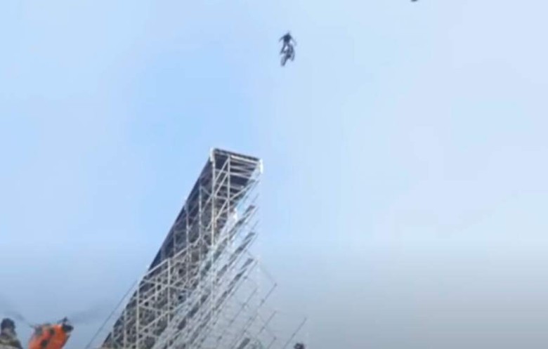 Salah satu adegan ekstrem Tom Cruise dalam film Mission Impossible 7 Salah satu adegan ekstrem Tom Cruise dalam film Mission Impossible 7