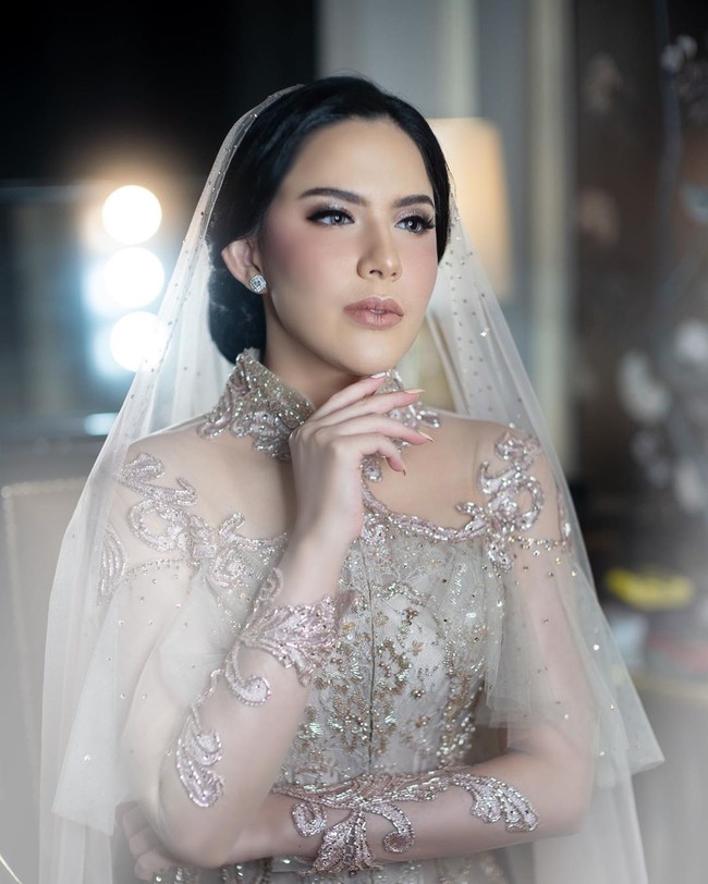 Saat tunangan, Sally Adelia terlihat memesona berkat riasan makeup flawless dari MUA langganan selebriti, Hepi David. Foto: Instagram @sallyadelia.