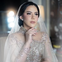 Saat tunangan, Sally Adelia terlihat memesona berkat riasan makeup flawless dari MUA langganan selebriti, Hepi David. Foto: Instagram @sallyadelia.