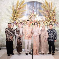 Acara pertunangan Salle Adelia dan Bayu berjalan secara tertutup dan hanya di hadiri keluarga serta kerabat terdekat. Digelar di tengah pandemi corona, seluruh prosesi acara di lakukan sesuai dengan protokol kesehatan. Foto: Dok. pribadi Sally.