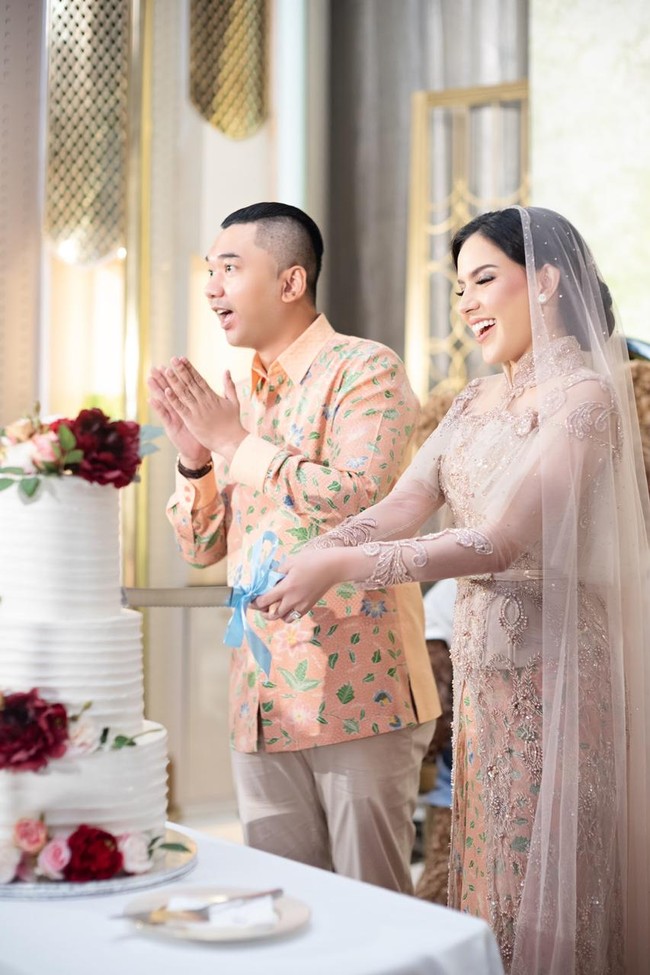 Sayangnya momen pertunangan Sally Adelia ini tak bisa dihadiri oleh sahabat-sahabatnya di Girl Squad seperti Nia Ramadhani dan Jessica Iskandar. Adanya pandemi Corona mengharuskan Sally menggelar pertunangan dengan tertutup tanpa mengundang banyak tamu. Foto: Dok. pribadi Sally.