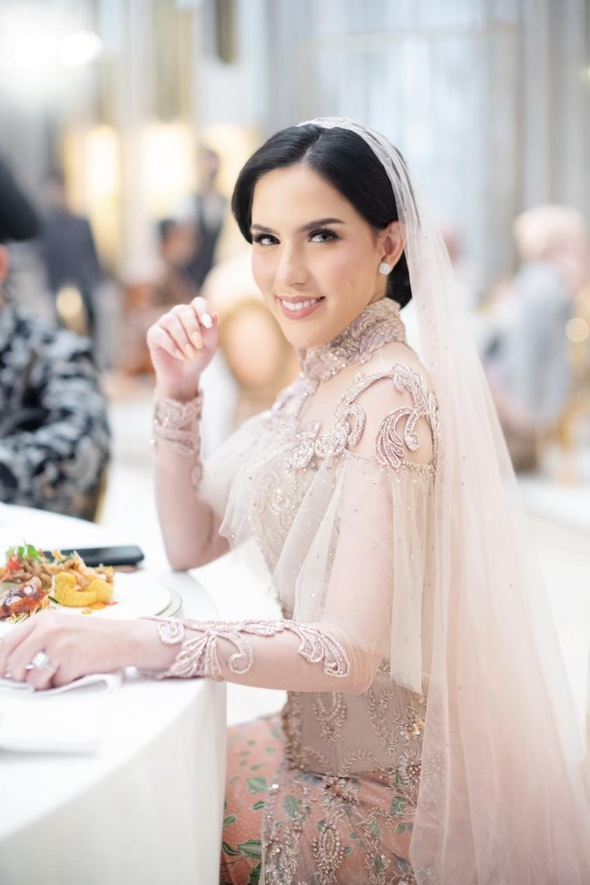 Sally Adelia Soraya dikenal sebagai presenter sepak bola dan pemain sinetron Angelss Diary di Trans TV. Selain itu, Sally juga termasuk anggota Girl Squad, geng pertemanan Jessica Iskandar, Nia Ramadhani dan lainnya. Foto: Dok. pribadi Sally.