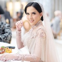 Sally Adelia Soraya dikenal sebagai presenter sepak bola dan pemain sinetron Angelss Diary di Trans TV. Selain itu, Sally juga termasuk anggota Girl Squad, geng pertemanan Jessica Iskandar, Nia Ramadhani dan lainnya. Foto: Dok. pribadi Sally.