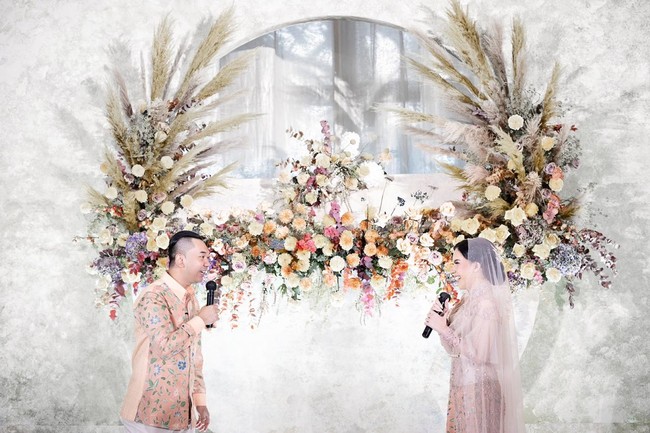 Sally Adelia mengusung dekorasi bernuansa pastel nude nan romantis untuk momen pertunangannya. Foto: Dok. pribadi Sally.