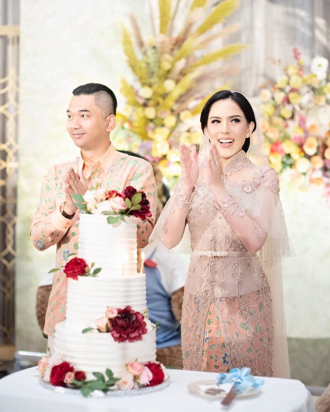 Pada hari pertunangannya Sally Adelia memakai busana mewah karya Ivan Gunawan. Wedding veil, kebaya dan batik yang dikenakanya semuanya rancangan Ivan. Sedangkan aksesori yang dipakainya yaitu sirkam atau sisir kecil sebagai hiasan rambutnya merupakan hasil karya desainer Rinaldi Yunardi. Foto: Instagram @sallyadelia.