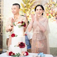 Pada hari pertunangannya Sally Adelia memakai busana mewah karya Ivan Gunawan. Wedding veil, kebaya dan batik yang dikenakanya semuanya rancangan Ivan. Sedangkan aksesori yang dipakainya yaitu sirkam atau sisir kecil sebagai hiasan rambutnya merupakan hasil karya desainer Rinaldi Yunardi. Foto: Instagram @sallyadelia.