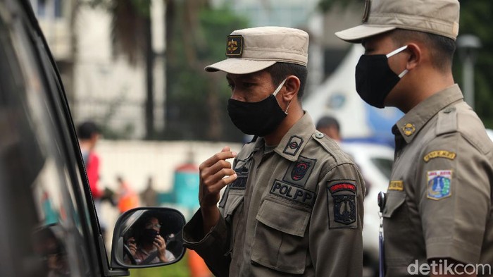 Siap-siap Sapu Jalanan Bila Masih Nekat Langgar PSBB di Jakarta Di hari kedua PSBB Jakarta diperketat petugas gabungan masih terus melakukan razia masker. Warga yang melanggar siap-siap dihukum sapu jalanan.