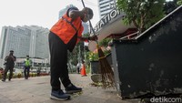 Salah satu sanksi yang diberikan adalah menyapu jalanan.