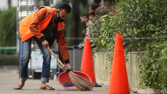 Siap-siap Sapu Jalanan Bila Masih Nekat Langgar PSBB di Jakarta Di hari kedua PSBB Jakarta diperketat petugas gabungan masih terus melakukan razia masker. Warga yang melanggar siap-siap dihukum sapu jalanan.