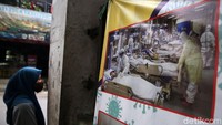Spanduk sosialisasi itu bergambar pasien COVID-19 yang sedang menjalani perawatan di rumah sakit.
