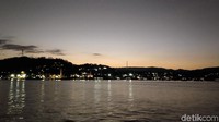 Naik sekoci ke kapal phinisi, langit yang gelap perlahan mulai terang. (Bonauli/detikcom)