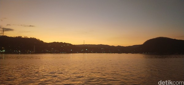 Saat kapal berlayar langit semakin eksotis. Warna kuning dan jingga menyebar di cakrawala. (Bonauli/detikcom) Saat kapal berlayar langit semakin eksotis. Warna kuning dan jingga menyebar di cakrawala. (Bonauli/detikcom)