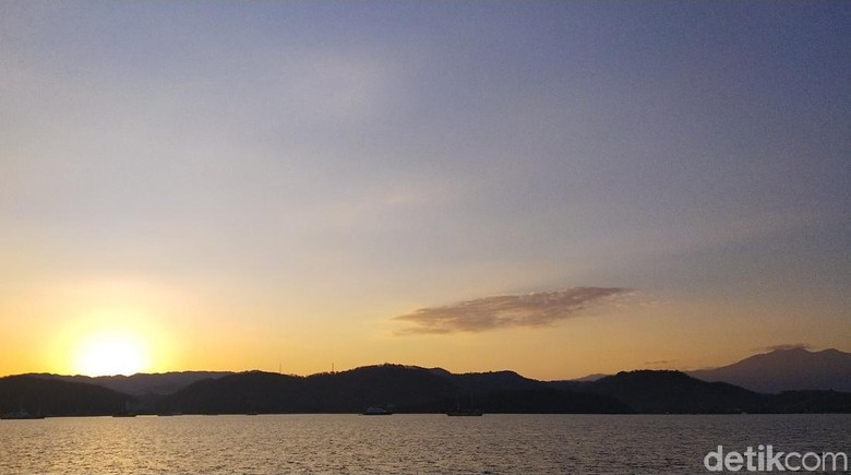 Sunrise Terbaik Labuan Bajo Ada di Laut