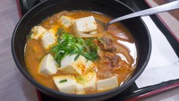Jika ingin yang pedas buat hangatkan badan, kamu bisa meracik sup tofu dan kimchi khas Korea. Gurih pedas kuahnya bakal bikin badan hangat. Resepnya bisa kamu lihat di sini. Foto: iStock