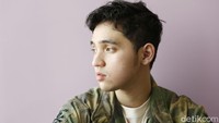 Dalam penggarapannya, Syahrivi dibantu sejumlam musisi lainnya, yakni amaliel Tapiheru sebagai penata vokal, Enrico Octaviano mengisi drum dan Andkadiov Subran sebagai pengisi bas. Foto: Asep Syaifullah/detikHOT