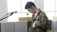 Menurut Syahravi, cerita dari lagu itu berangkat dari pengalaman pribadinya yang kerap diserang rasa tidak percaya diri. Foto: Asep Syaifullah/detikHOT
