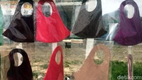 Di samping itu, salah satu pedagang masker di daerah Tangerang, Muhidin (42), mengatakan bahwa seminggu ini penjualan masker scuba menurun dan kebanyakan orang-orang membeli masker berbahan kain. Foto: Defara Millenia Romadhona