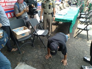 Tak Pakai Masker, Sopir Angkot di Bogor Dihukum Push Up