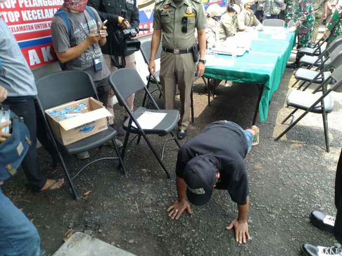 Tak Pakai Masker, Sopir Angkot Bogor Dihukum Push Up
