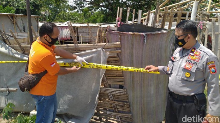 Janda beranak satu ditemukan tewas dalam kamar rumahnya di Kecamatan Jetis, Kabupaten Mojokerto. Korban ditemukan dalam kondisi tanpa busana atau tewas telanjang.