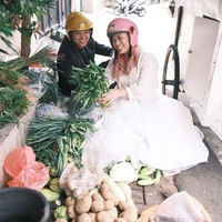  Karena biasa kan yang orang suka tempat yang mewah-mewah gitu, macem luar negeri, Paris dan lainnya. Jadinya gak nyangka kalau sesuatu yang sederhana gini juga bisa banyak yang suka. Dan happy sih karena jadinya bisa menginspirasi banyak pasangan lain buat foto prewed di Indonesia aja, bahkan di Jakarta di tempat-tempat sederhana gitu, gak perlu maksain sampe keluar negeri apalagi kan kondisi juga pandemi begini, ungkap Sara ketika dihubungi oleh Wolipop, Selasa (15/9/2020). Foto: Dok. pribadi Sara Mulyani