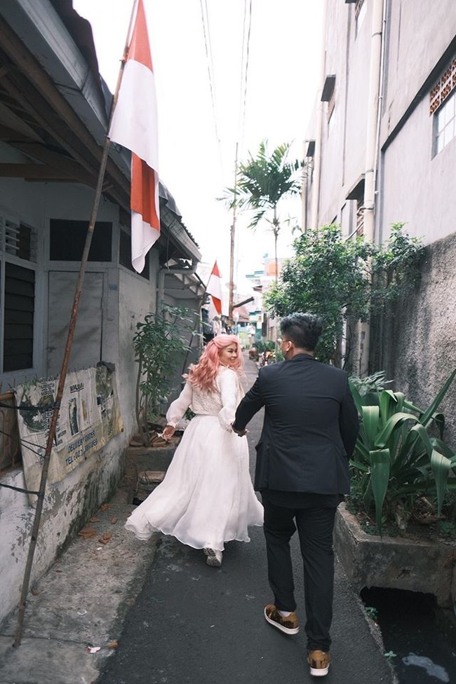 Hingga Selasa (15/9/2020) video tentang foto prewedding di gang sempit tersebut sudah ditonton lebih dari 268 ribu kali, mendapat 41.600 Likes dan 842 komentar. Sebagian besar netizen yang berkomentar mengungkapkan rasa takjub mereka atas hasil foto prewedding di gang sempit tersebut. Foto: Dok. pribadi Sara Mulyani
