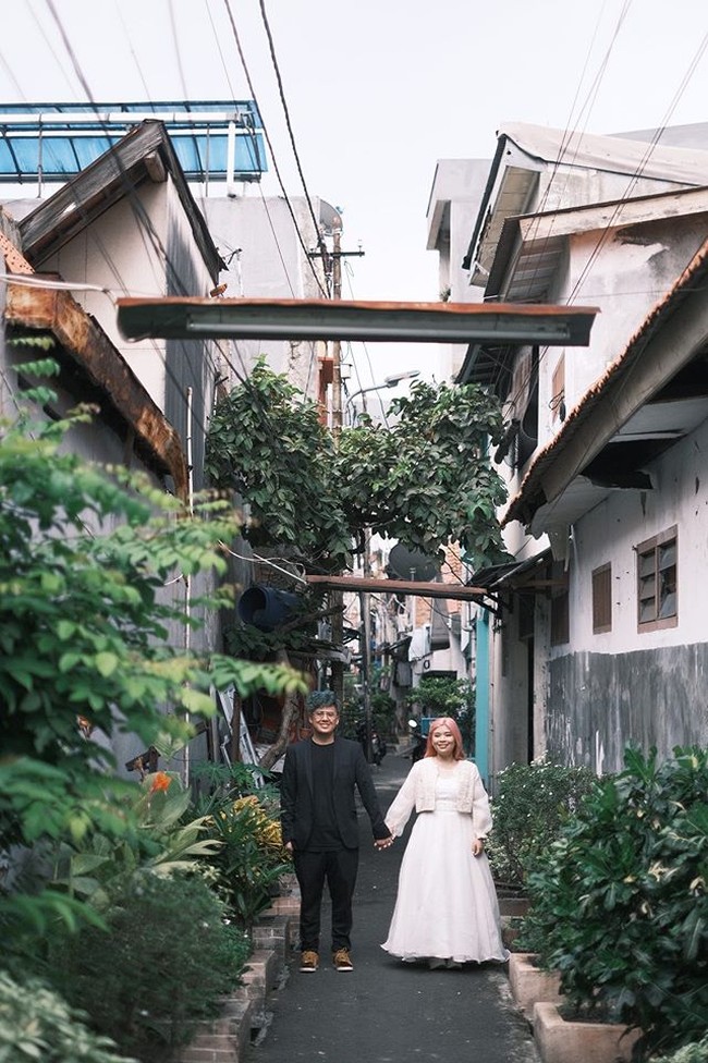 Foto prewedding di gang sempit ini viral setelah diunggah oleh calon mempelai wanita Sara Mulyani di akun TikTok miliknya @dotzybink. Pada unggahannya, Sara menceritakan pengalamannya pernah tinggal di gang sempit sehingga dia memutuskan melakukan sesi foto di gang tersebut bersama calon suaminya, Indra Kurniawan.Foto: Dok. pribadi Sara Mulyani