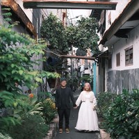 Foto prewedding di gang sempit ini viral setelah diunggah oleh calon mempelai wanita Sara Mulyani di akun TikTok miliknya @dotzybink. Pada unggahannya, Sara menceritakan pengalamannya pernah tinggal di gang sempit sehingga dia memutuskan melakukan sesi foto di gang tersebut bersama calon suaminya, Indra Kurniawan.Foto: Dok. pribadi Sara Mulyani
