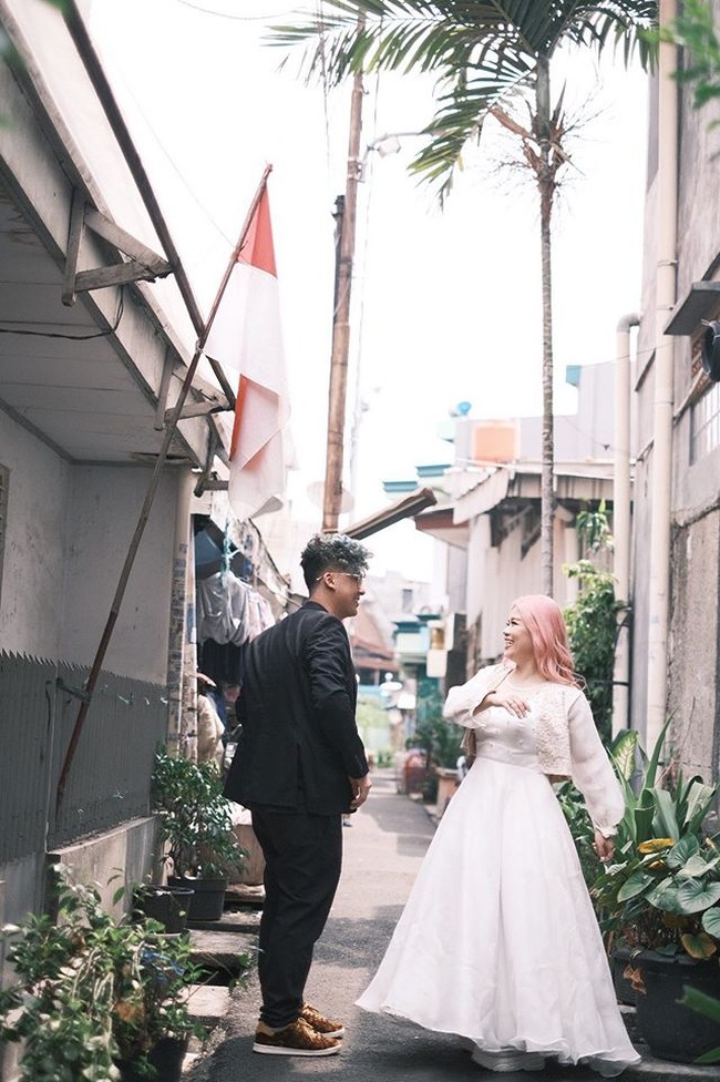  Gue lahir dan besar di gang kecil ini! Setelah gue gede sukses bahkan pernah keliling dunia, akhirnya gue malah memutuskan untuk foto prewed di gang ini. Gue gak malu sama masa lalu gue, bahkan gue dengan bangga mau nunjukin dari sudut kecil ini kalian bisa tetap jadi luar biasa. Karena in the end, keindahan muncul dari dalam diri kalian sendiri! Beauty from ashes, just like my life. So here you go! tulis @dotzybink (28/8/2020). Foto: Dok. pribadi Sara Mulyani
