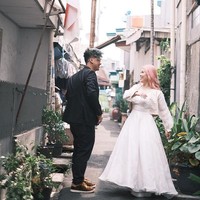  Gue lahir dan besar di gang kecil ini! Setelah gue gede sukses bahkan pernah keliling dunia, akhirnya gue malah memutuskan untuk foto prewed di gang ini. Gue gak malu sama masa lalu gue, bahkan gue dengan bangga mau nunjukin dari sudut kecil ini kalian bisa tetap jadi luar biasa. Karena in the end, keindahan muncul dari dalam diri kalian sendiri! Beauty from ashes, just like my life. So here you go! tulis @dotzybink (28/8/2020). Foto: Dok. pribadi Sara Mulyani