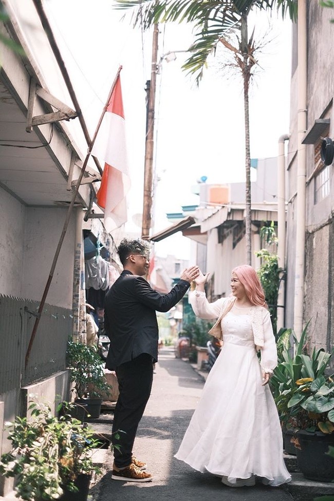 Aku usaha sudah 10 tahun. Mulai dari jualan baju door to door, terus jualan tahu bulat di bawah jembatan Roxy Mas, jualan casing hp, baju bangkok. Baru deh akhirnya sekarang ke barang-barang untuk rambut sampai akhirnya bisa bikin store sisir dan ikat-ikat rambut, kata Sara yang kini rumahnya di Roxy ditempati ibunya, sedangkan dia tinggal di kawasan Green Lake, Jakarta Barat. Foto: Dok. pribadi Sara Mulyani