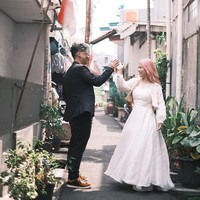 Aku usaha sudah 10 tahun. Mulai dari jualan baju door to door, terus jualan tahu bulat di bawah jembatan Roxy Mas, jualan casing hp, baju bangkok. Baru deh akhirnya sekarang ke barang-barang untuk rambut sampai akhirnya bisa bikin store sisir dan ikat-ikat rambut, kata Sara yang kini rumahnya di Roxy ditempati ibunya, sedangkan dia tinggal di kawasan Green Lake, Jakarta Barat. Foto: Dok. pribadi Sara Mulyani