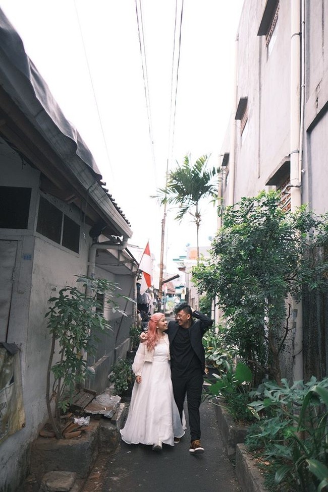Diwawancara Wolipop, Sara Mulyani sang calon mempelai wanita yang melakukan sesi foto prewedding di gang sempit bersama pasangannya Indra Kurniawan mengungkapkan, video TikTok tersebut dibuatnya karena ingin berbagi dengan netizen. Dia ingin memperlihatkan bahwa foto prewedding tak melulu dilakukan di tempat indah atau mewah. Foto: Dok. pribadi Sara Mulyani