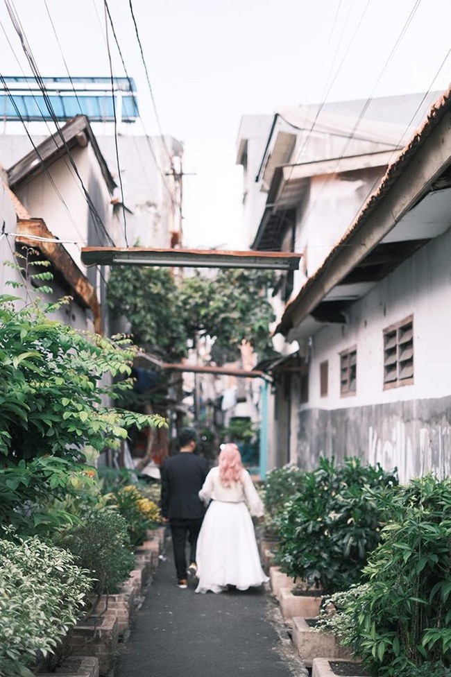  Wanita 30 tahun itu mengatakan gang sempit yang jadi tempatnya melakukan foto prewedding tersebut merupakan gang tempat dia menghabiskan masa kecilnya. Ada banyak kenangan saat dia tinggal di kawasan tersebut. Salah satunya, Sara pernah menjual berbagai macam barang dan makanan di kawasan Roxy dekat tempat tinggalnya dulu. Foto: Dok. pribadi Sara Mulyani