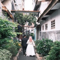  Wanita 30 tahun itu mengatakan gang sempit yang jadi tempatnya melakukan foto prewedding tersebut merupakan gang tempat dia menghabiskan masa kecilnya. Ada banyak kenangan saat dia tinggal di kawasan tersebut. Salah satunya, Sara pernah menjual berbagai macam barang dan makanan di kawasan Roxy dekat tempat tinggalnya dulu. Foto: Dok. pribadi Sara Mulyani