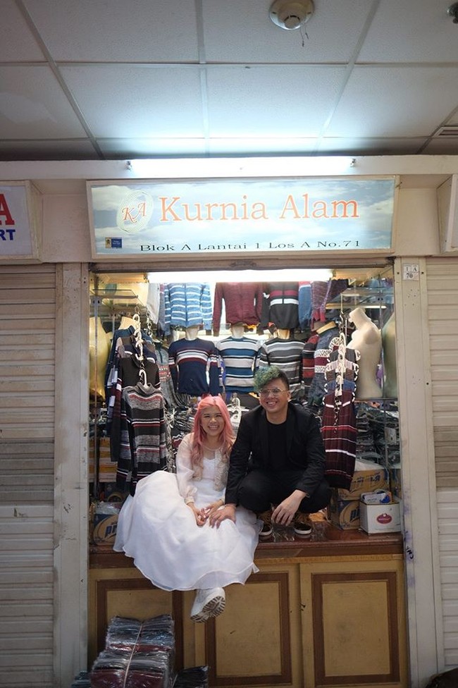 Konsep foto prewedding Sara dan Indra adalah mengenang momen-momen mereka di masa lalu. Selain di Roxy, keduanya juga melakukan sesi foto prewedding di kawasan Tanah Abang. Sebenarnya konsepnya tuh kita recreate moment dulu gitu. Makanya ada segala foto di Tanah Abang juga karena dulu kita belanja di Tanah Abang buat jualan lagi, ujarnya. Foto: Dok. pribadi Sara Mulyani