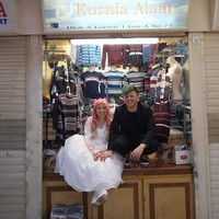 Konsep foto prewedding Sara dan Indra adalah mengenang momen-momen mereka di masa lalu. Selain di Roxy, keduanya juga melakukan sesi foto prewedding di kawasan Tanah Abang. Sebenarnya konsepnya tuh kita recreate moment dulu gitu. Makanya ada segala foto di Tanah Abang juga karena dulu kita belanja di Tanah Abang buat jualan lagi, ujarnya. Foto: Dok. pribadi Sara Mulyani