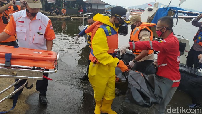 Tim SAR Gabungan melakukan simulasi evakuasi korban tenggelam di Jangari Waduk Cirata Kabupaten Cianjur.