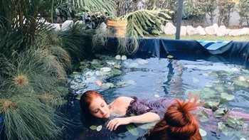 Memotret di kolam ikan di rumah? Kenapa tidak! Foto: Bored Panda