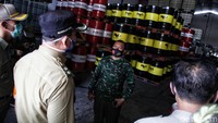 Wakil Walikota Jakarta Utara Ali Maulana Hakim memantau penerapan protokol kesehatan di gudang oli.