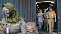 Wakil Walikota Jakarta Utara Ali Maulana Hakim meninggalkan komplek pergudangan usai melakukan sidang penerapan PSBB.